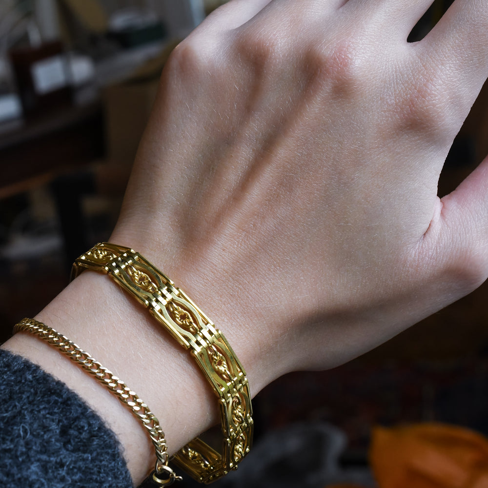 Edwardian 18k Gold Love Knot Gate Link Bracelet