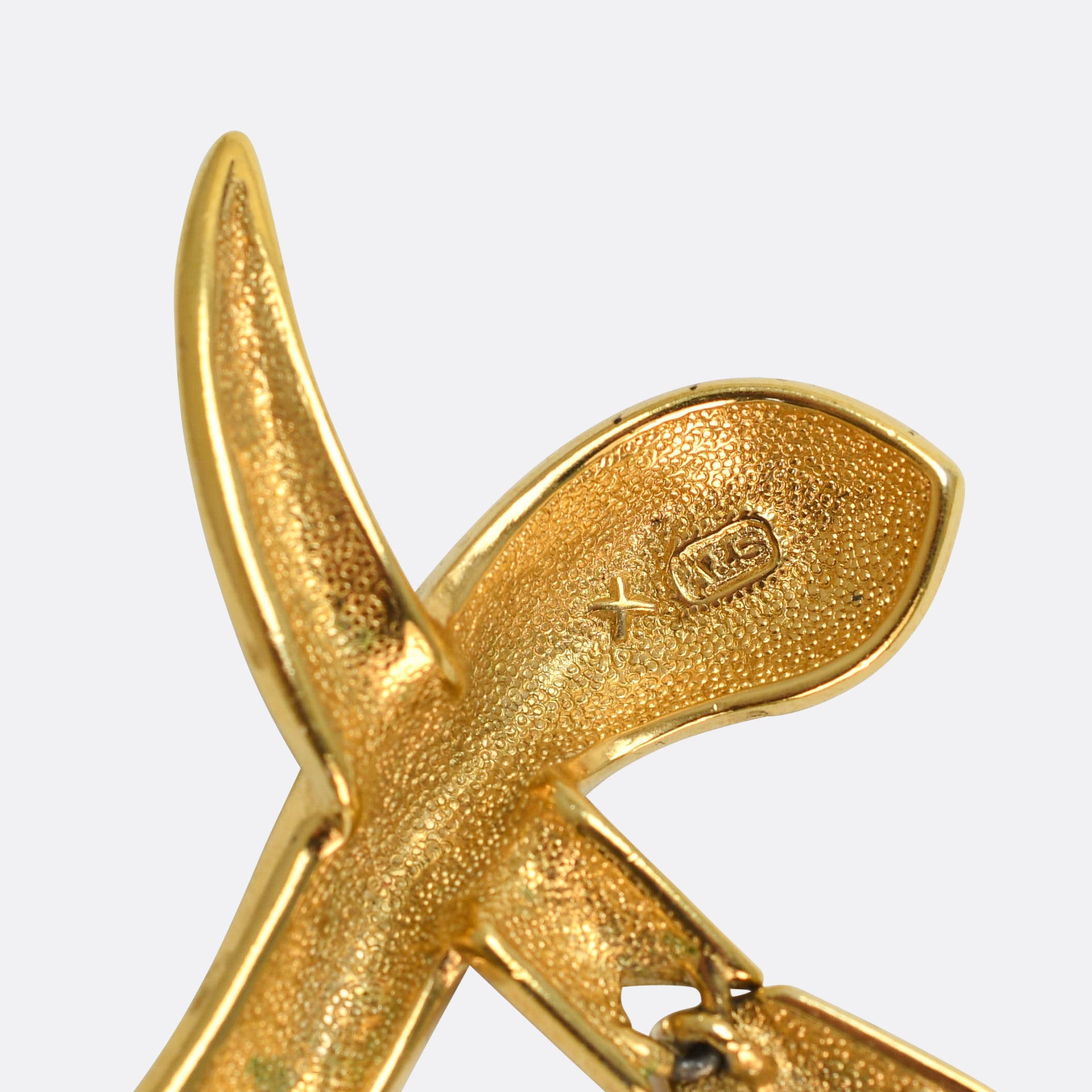 Broche serpent enroulée vintage signée Attwood & Sawyer, cristal émaillé noir et plaqué or 22 carats - France Broche serpent enroulée vintage signée Attwood & Sawyer, cristal émaillé noir et plaqué or 22 carats - France