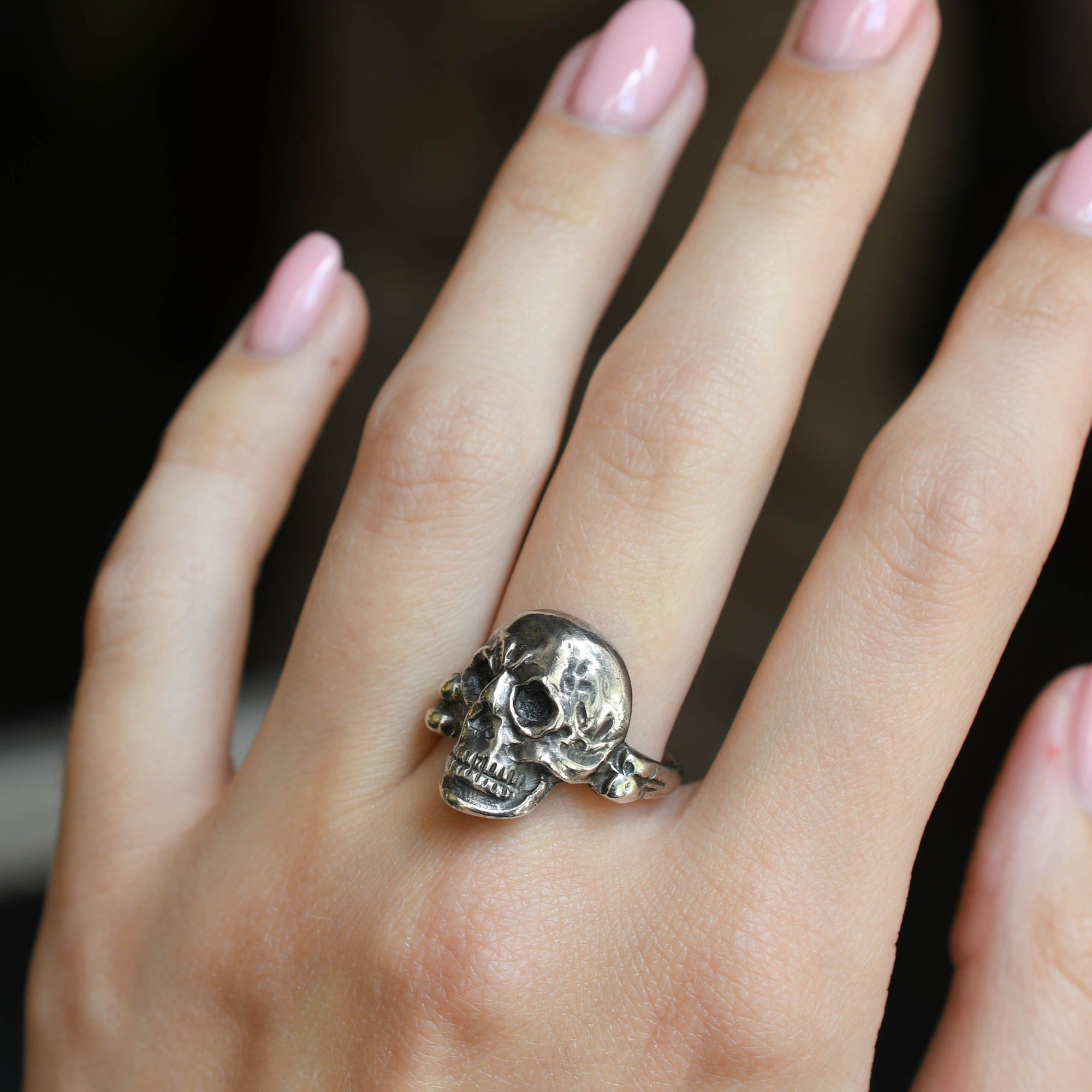 Silver skull ring womens store