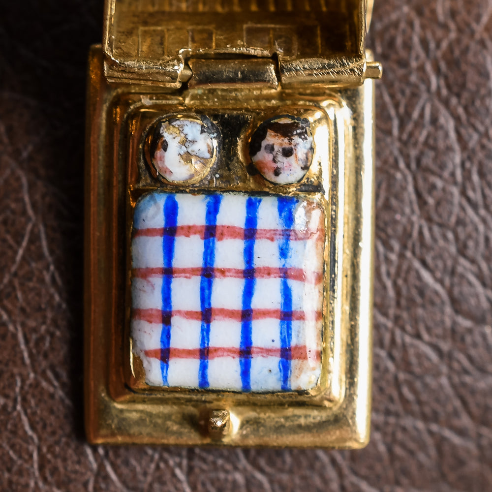 Vintage 18k Gold (Ex-) Lovers Chalet Charm