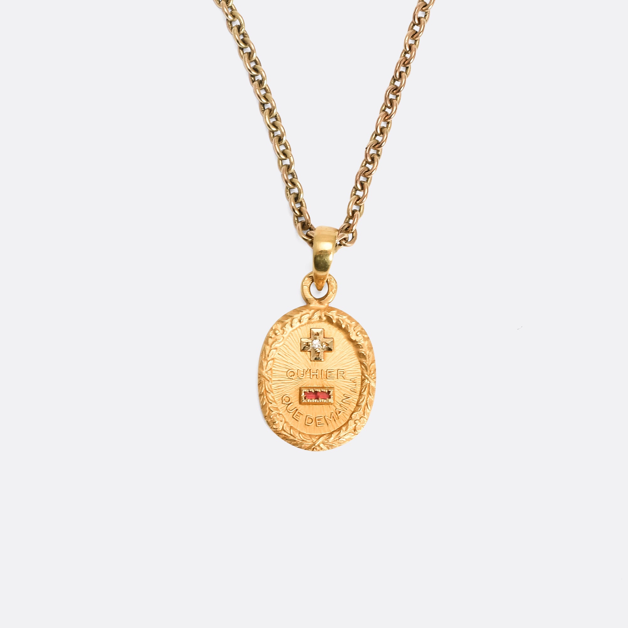 Médaille or plus qu'hier moins que demain Médaille or plus qu'hier moins que demain